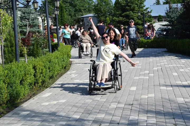 Help Anahit overcome the limitations of disability