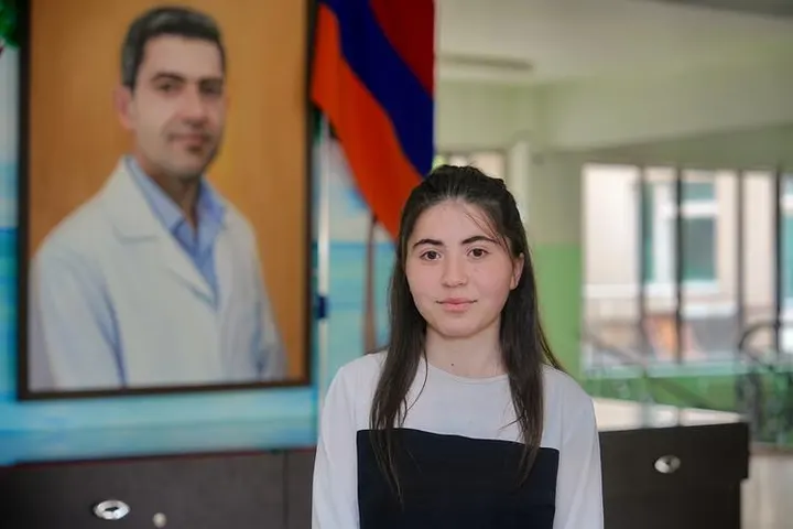 Provide Yana with an excellence scholarship