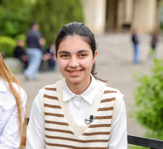 Motivate Karina with monthly scholarship