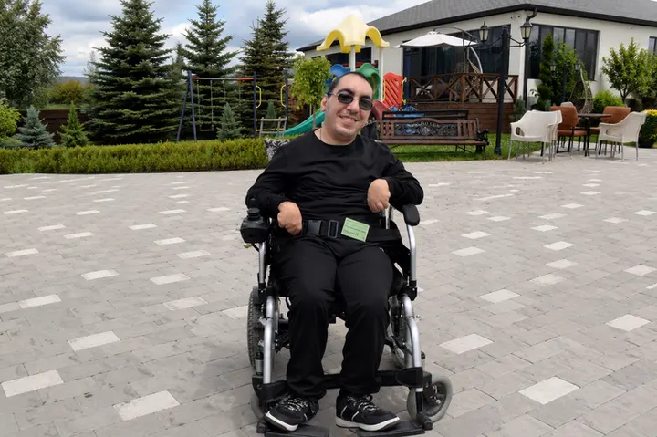 Help Tigran overcome isolation and discover his potential